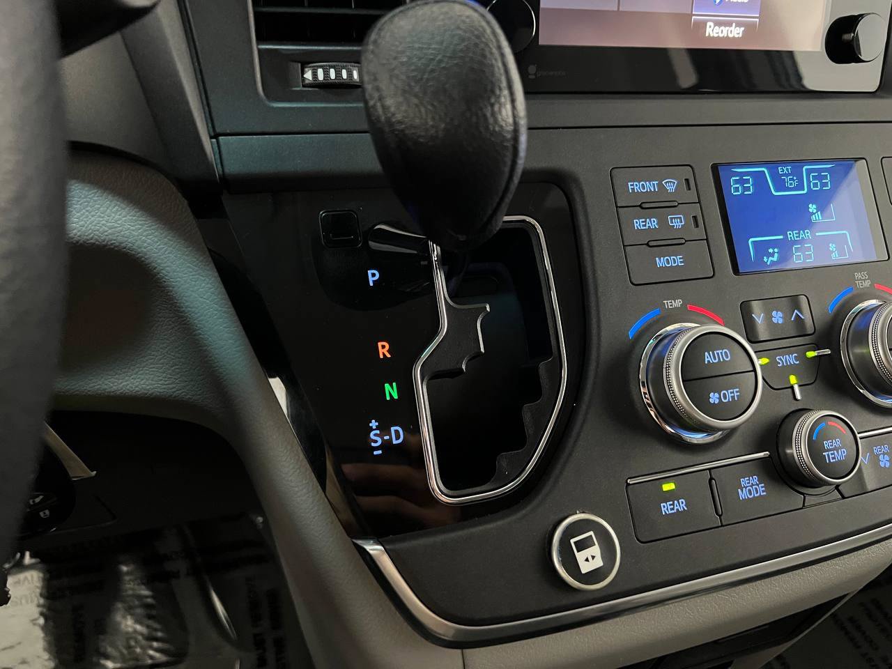 Used 2015 Toyota Sienna LE FWD image 22