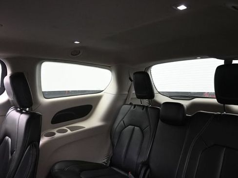 Used 2023 Chrysler Pacifica Touring-L FWD image 21
