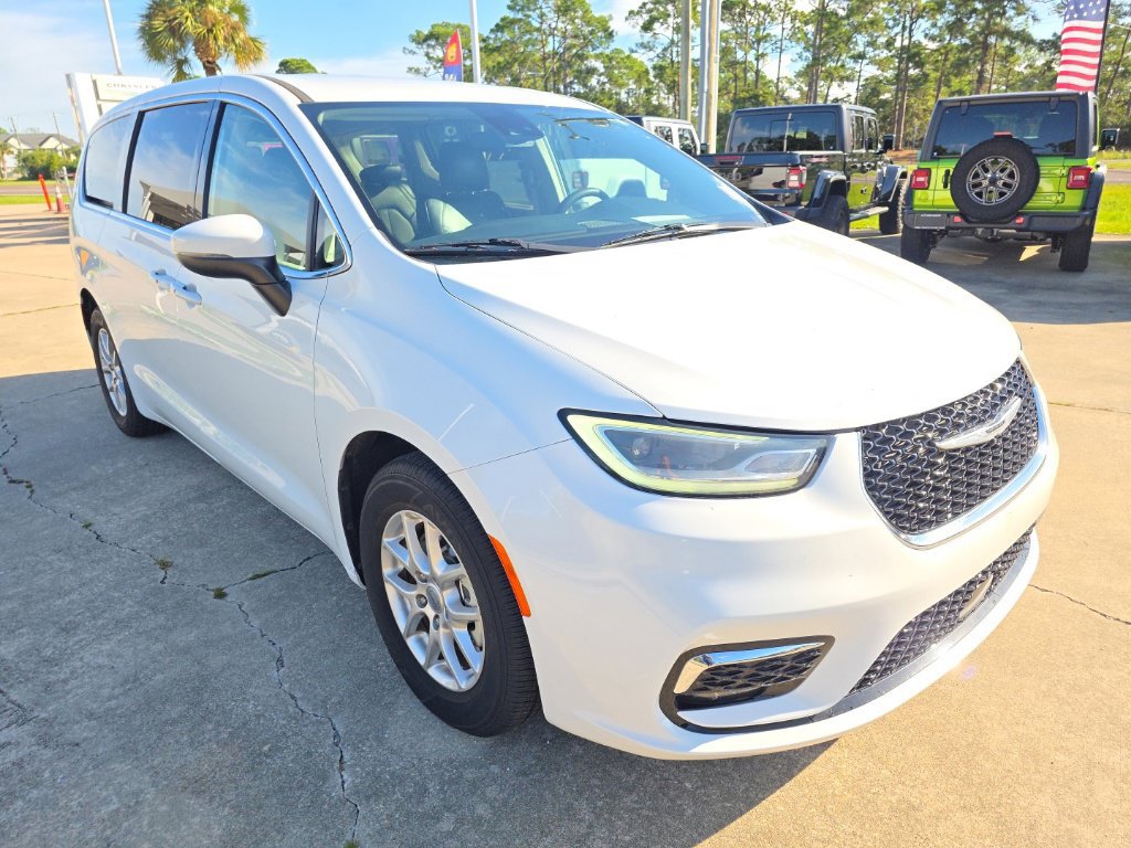 Used 2023 Chrysler Pacifica Touring-L FWD image 5