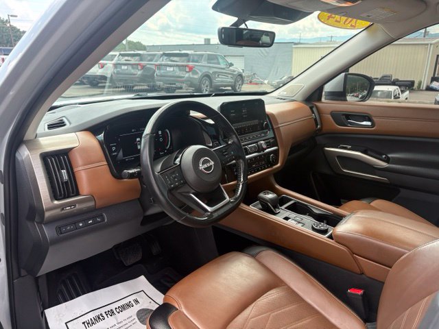 Used 2024 Nissan Pathfinder Platinum AWD/4WD image 3