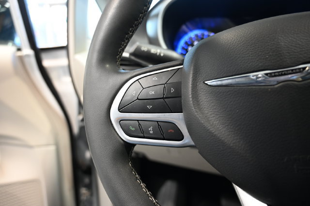 Used 2024 Chrysler Pacifica Touring-L FWD image 25