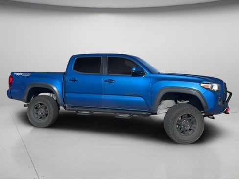 Used 2017 Toyota Tacoma TRD Off-Road AWD/4WD image 3