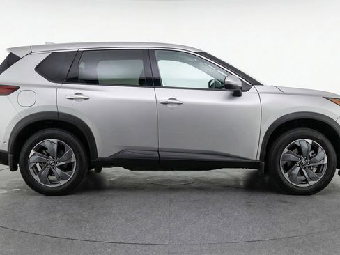 Used 2025 Nissan Rogue SV FWD image 11