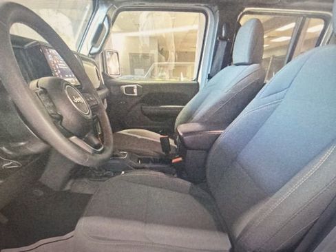 Used 2024 Jeep Wrangler Unlimited image 5