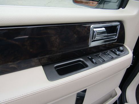 Used 2016 Lincoln Navigator L Select image 27