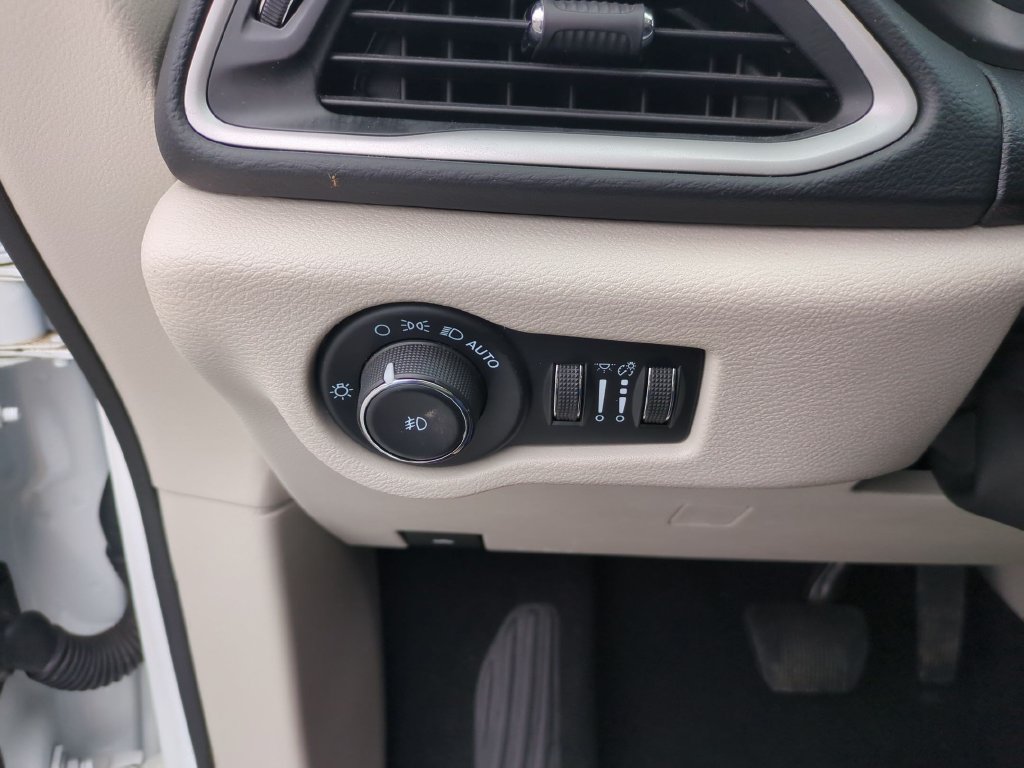 Used 2023 Chrysler Pacifica Touring-L FWD image 17