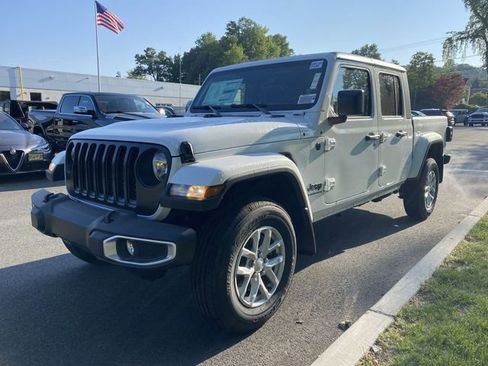 Used 2023 Jeep Gladiator Sport AWD/4WD image 3