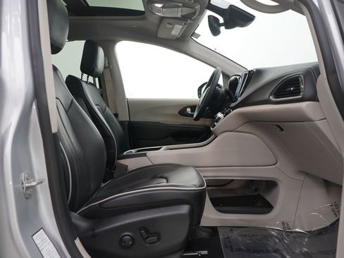 Used 2024 Chrysler Pacifica Limited image 10