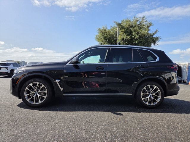 Used 2024 BMW X5 xDrive50e w/ Parking Assistance Package AWD/4WD image 3