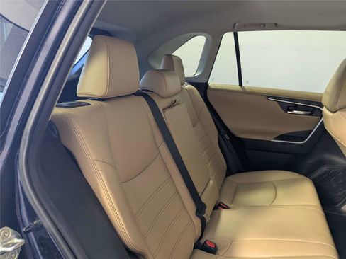 Used 2020 Toyota RAV4 Limited FWD image 31