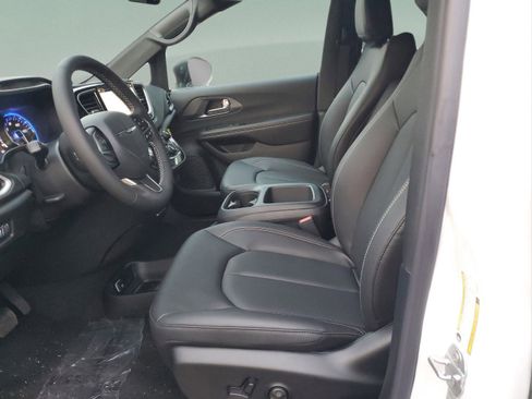 New 2026 Chrysler Voyager LX image 18