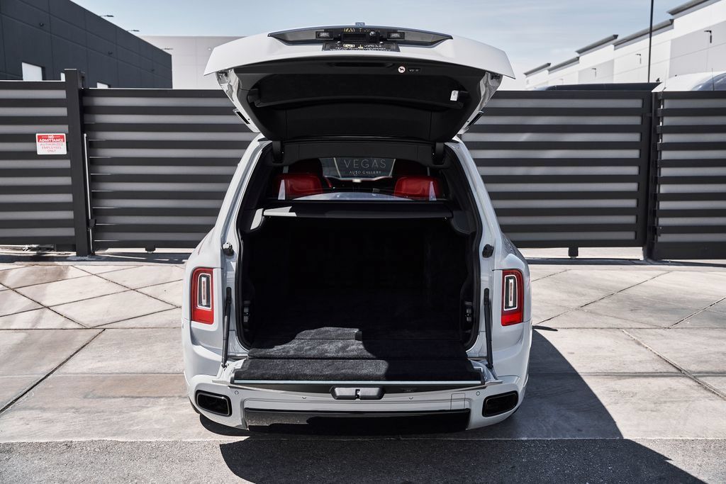 Used 2024 Rolls-Royce Cullinan Black Badge w/ Dark Exterior Package AWD/4WD image 17