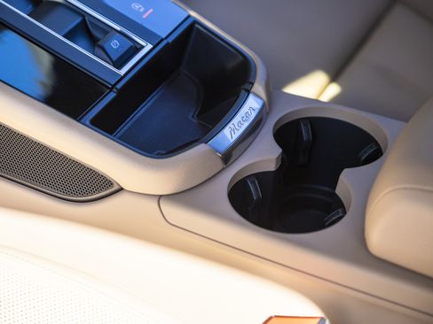 Certified 2025 Porsche Macan image 17