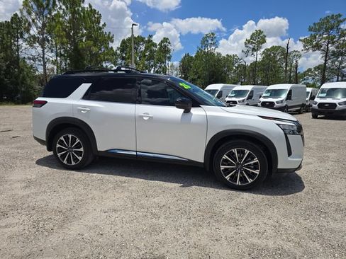 Used 2026 Nissan Pathfinder Platinum FWD image 2