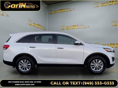 Used 2017 Kia Sorento LX w/ LX V6 Convenience Package image 4