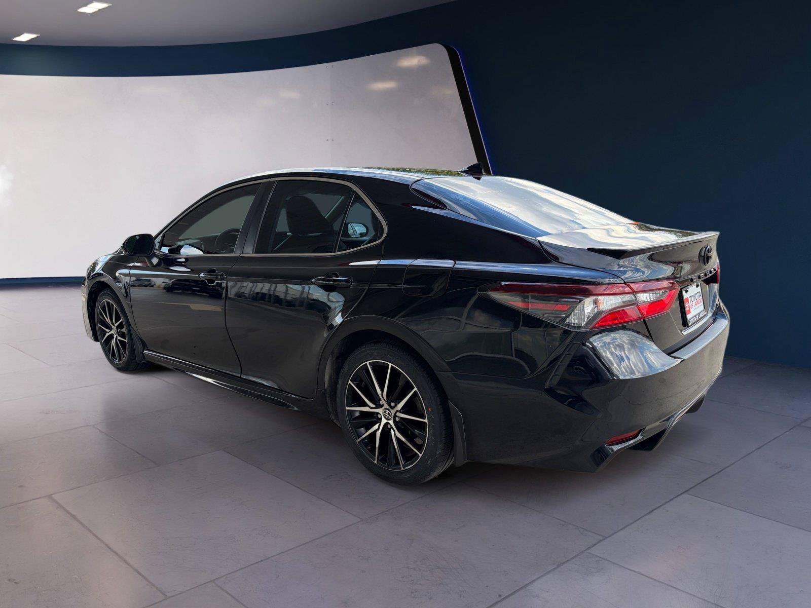 Used 2022 Toyota Camry SE FWD image 3