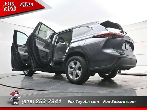 Used 2024 Toyota Highlander LE AWD/4WD image 34