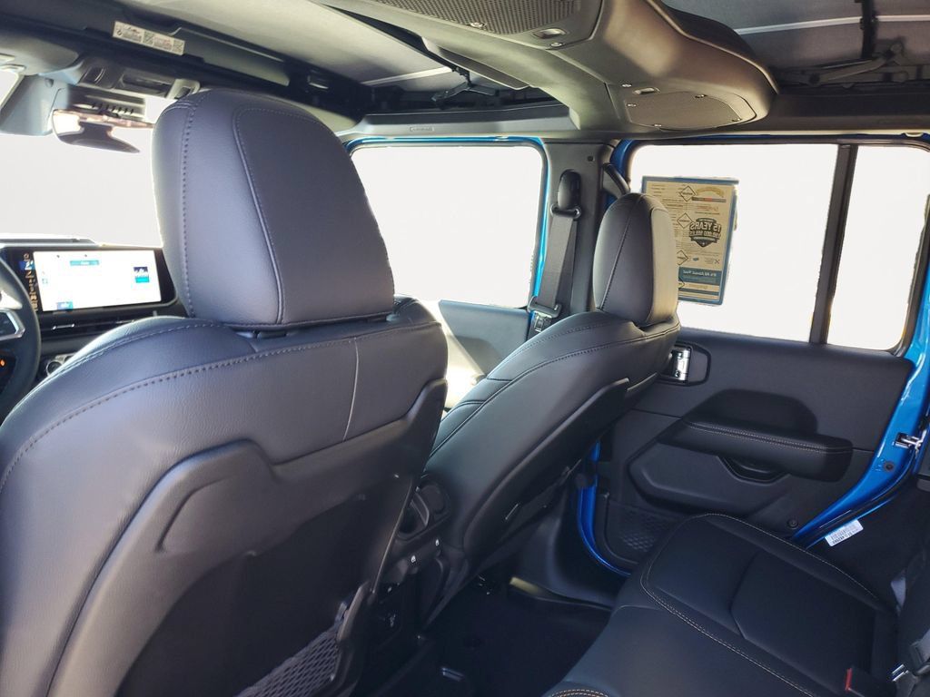 New 2025 Jeep Wrangler Unlimited Sahara AWD/4WD image 11