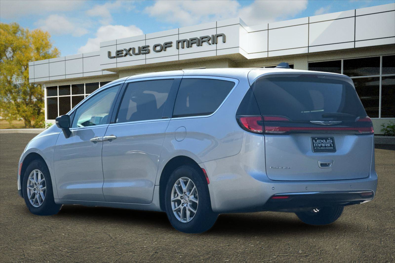 Used 2024 Chrysler Pacifica Touring-L FWD image 3