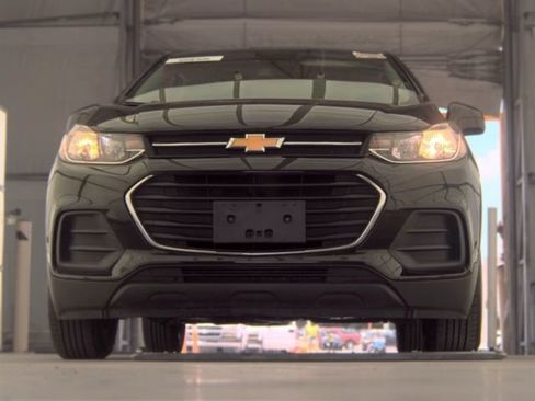 Used 2022 Chevrolet Trax LS w/ Tint and Cruise Package FWD image 5