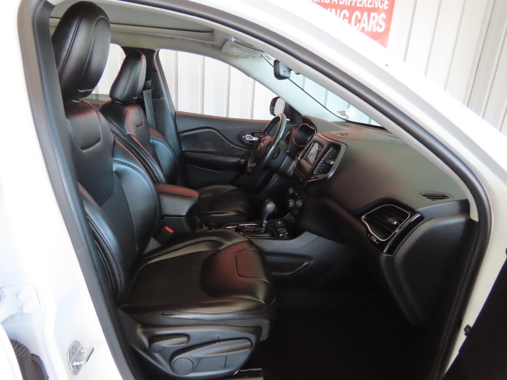 Used 2019 Jeep Cherokee Latitude Plus AWD/4WD image 36