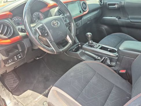 Used 2017 Toyota Tacoma TRD Off-Road w/ Tow Package (A/T) AWD/4WD image 10
