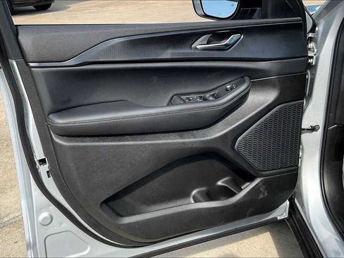 New 2025 Jeep Grand Cherokee Laredo X w/ Luxury Tech Group I image 10