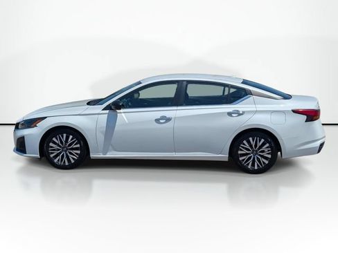 Used 2024 Nissan Altima 2.5 SV FWD image 10