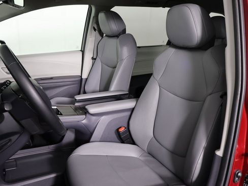 Used 2023 Toyota Sienna XLE image 26