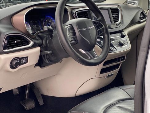 Used 2020 Chrysler Voyager Lxi image 9