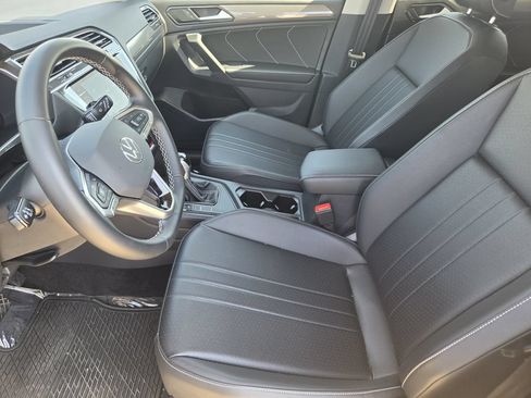 Used 2024 Volkswagen Tiguan SE FWD image 11
