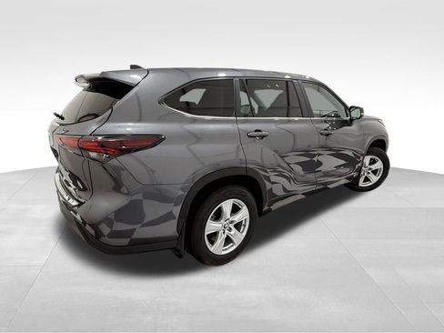 Used 2024 Toyota Highlander LE image 5