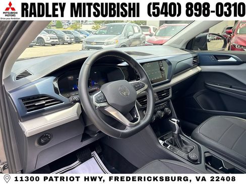 Used 2024 Volkswagen Taos SE w/ Panoramic Sunroof Package AWD/4WD image 4
