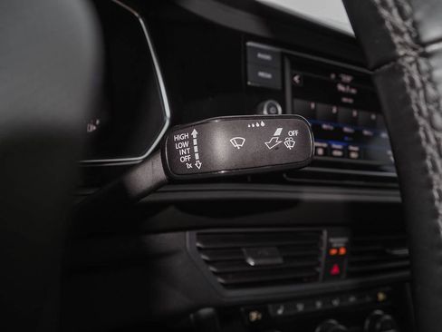 Used 2023 Volkswagen Jetta SE FWD image 33
