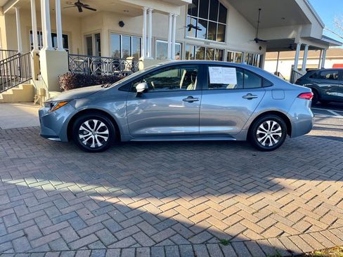 Used 2022 Toyota Corolla LE image 2