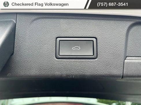 Used 2025 Volkswagen Atlas SE FWD image 32