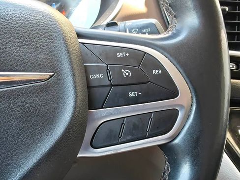 Used 2017 Chrysler Pacifica Touring-L w/ Tire & Wheel Group FWD image 22