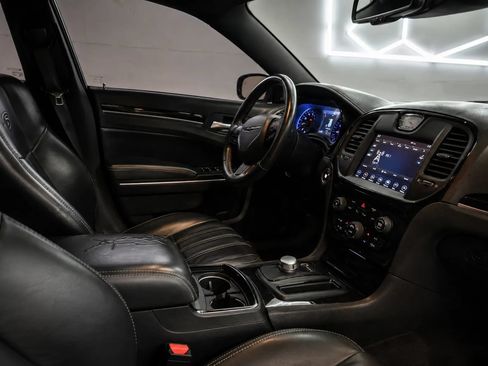 Used 2018 Chrysler 300 S w/ 300S Premium Group RWD image 4