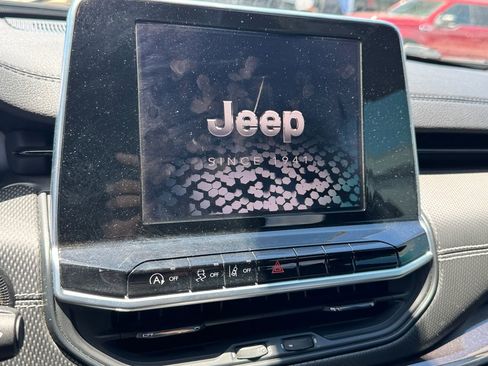 Used 2022 Jeep Compass Latitude FWD image 24