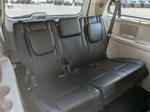 Used 2015 Chrysler Town & Country Touring-L w/ Driver Convenience Group FWD image 22