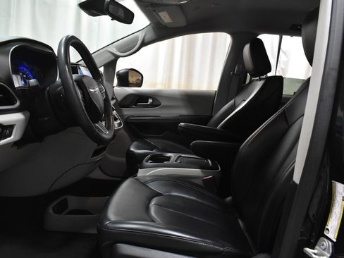 Used 2023 Chrysler Pacifica Touring-L FWD image 3