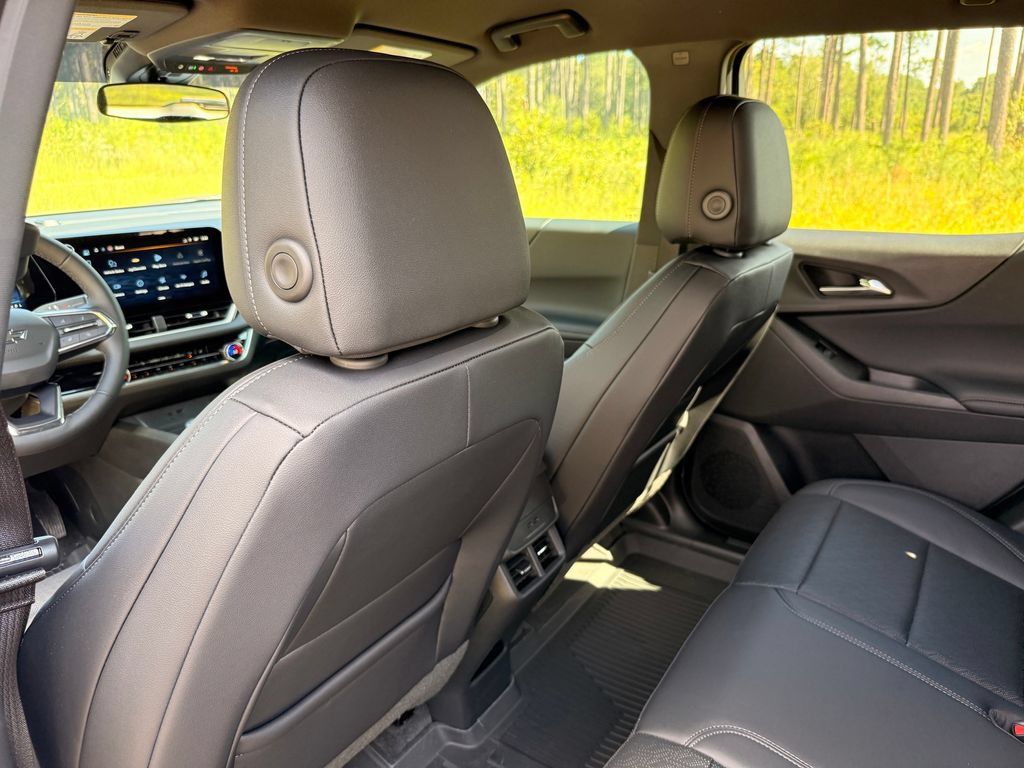 New 2027 Chevrolet Equinox LT w/ Convenience Package II FWD image 25