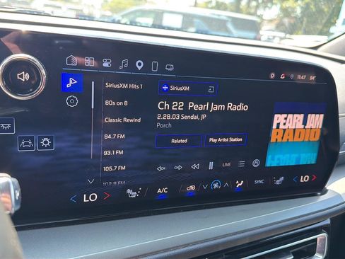 Used 2025 Chevrolet Traverse LT FWD image 24