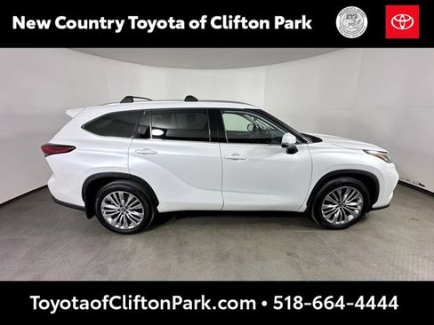 Used 2023 Toyota Highlander Platinum image 2