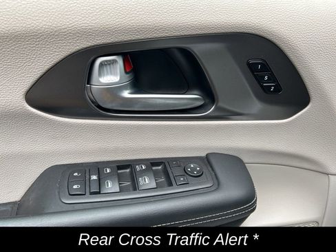 Certified 2024 Chrysler Pacifica Touring-L image 14
