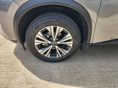 Used 2023 Nissan Rogue SV image 3