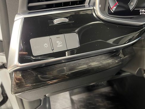Used 2025 Audi Q8 Premium image 19
