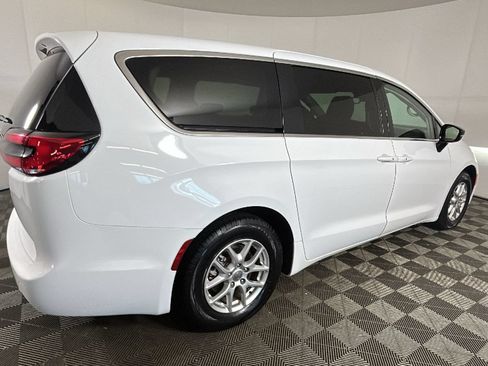 Used 2024 Chrysler Pacifica Touring-L FWD image 3