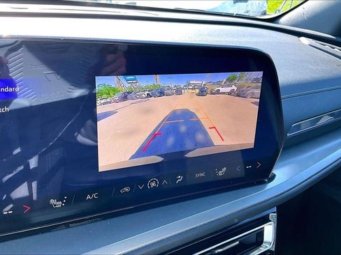 Used 2026 Chevrolet Traverse LT FWD image 16