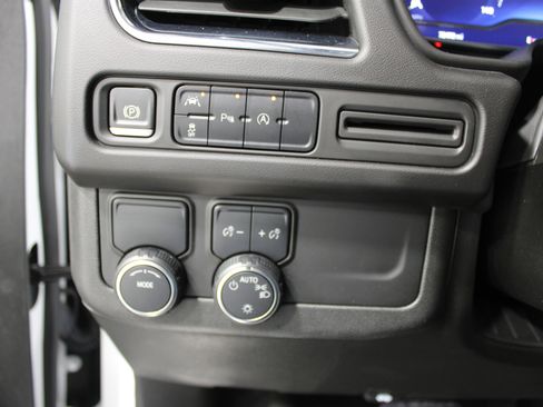 Used 2023 Chevrolet Suburban Premier image 8